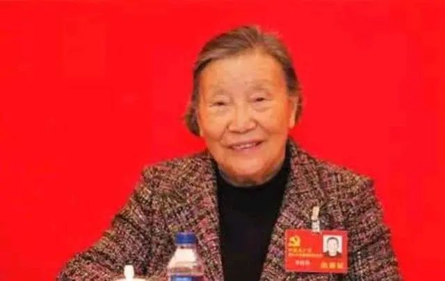 她官至正部级,全国首位彝族女县长,首位女省人大主任