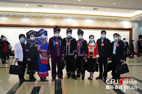穿着民族服饰的广西人大代表合影留念 摄影 吴塞逸