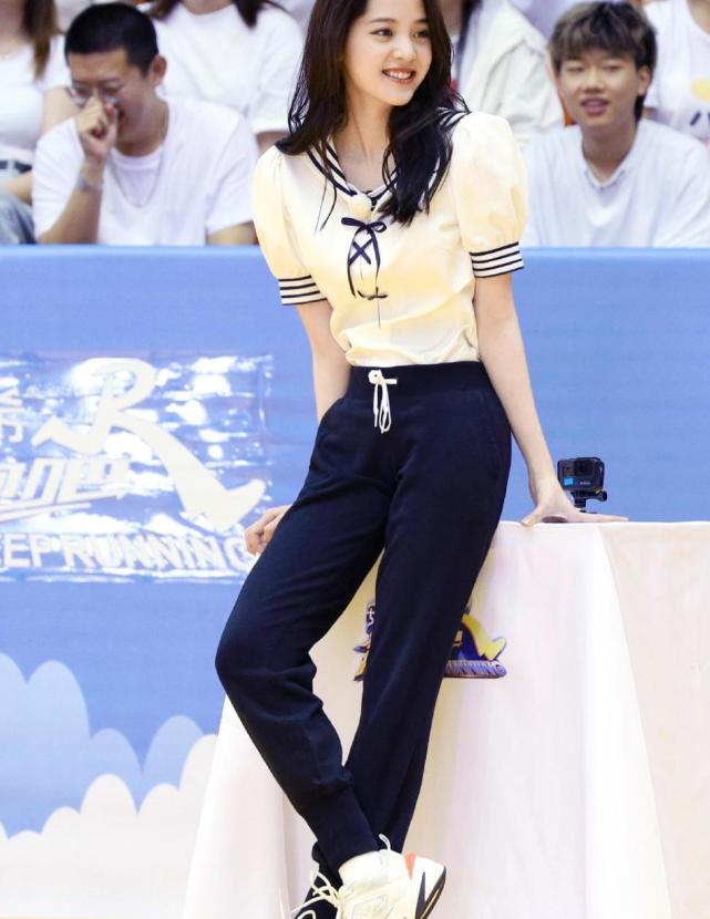 《奔跑吧》女艺人同穿水手服,杨颖秀身材,欧阳娜娜甜美抢镜