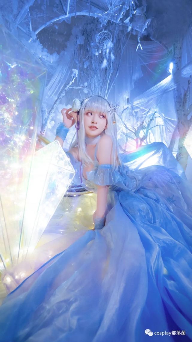 cos:艾米莉亚水晶礼服cos正片@肃雨雨雨