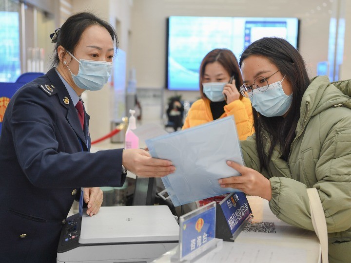 2020年上半年上海经济总量_上海经济管理学校图片(3)