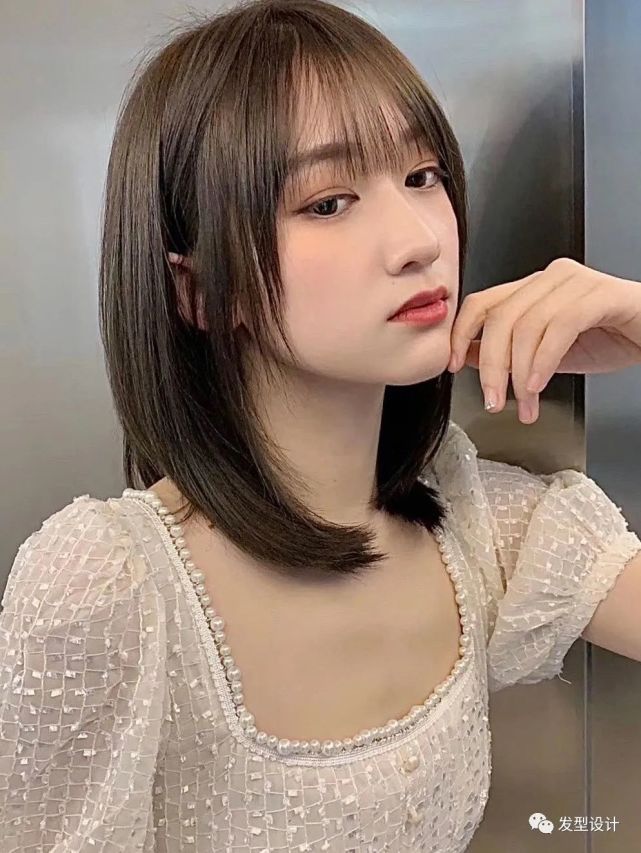 当然中长发的初恋感发型也很好看,视觉上会显得高挑匀称.