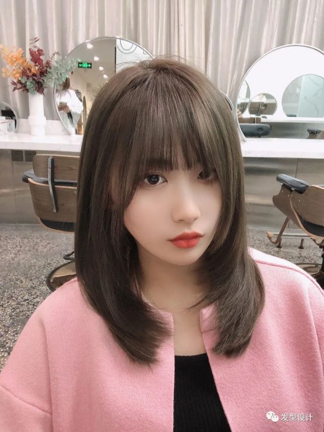 当然中长发的初恋感发型也很好看,视觉上会显得高挑匀称.