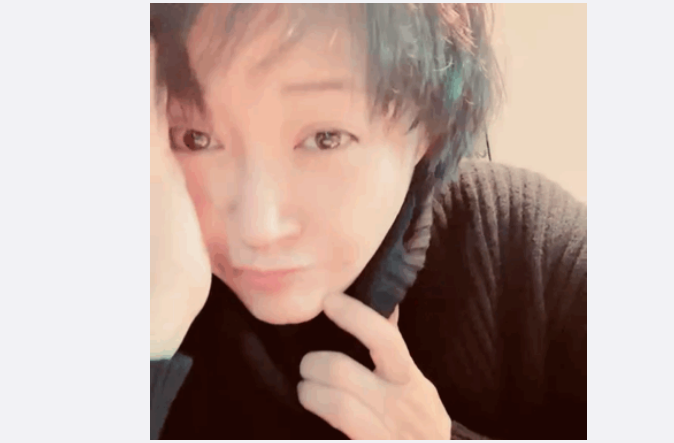 许晴晒动图庆52岁生日,比心嘟嘴托腮灿笑如少女,皮肤白嫩红润