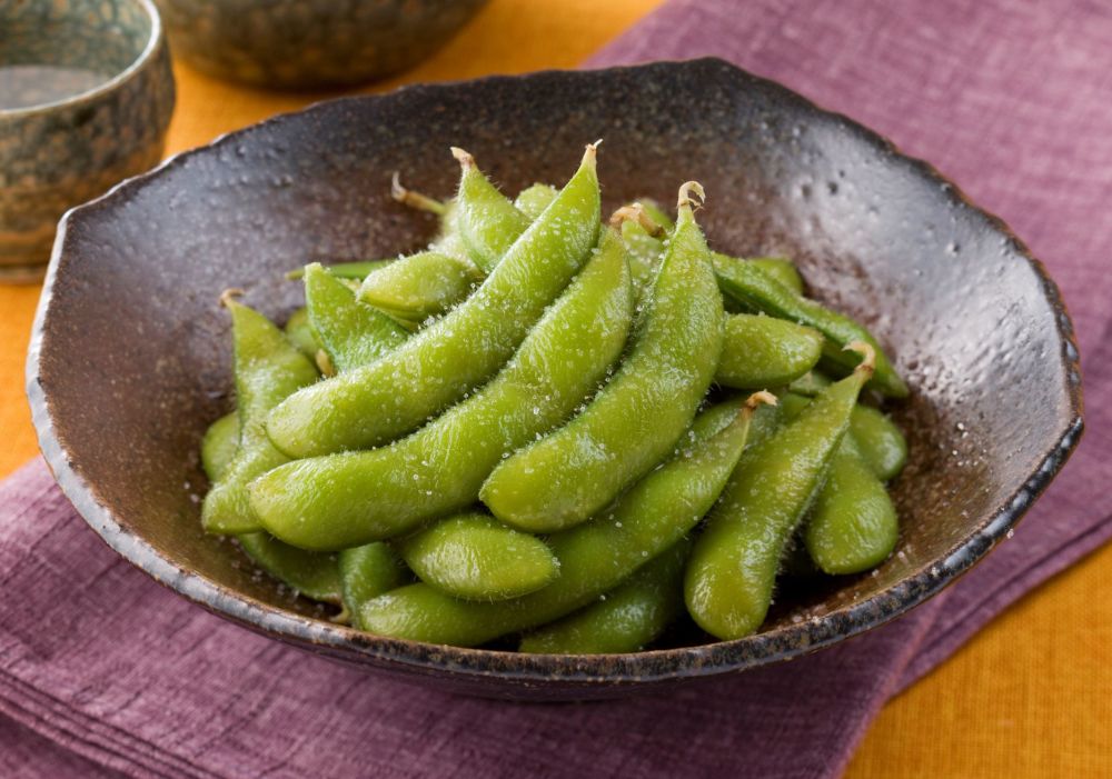 毛豆是日本居酒屋常见的下酒小吃,和啤酒很配哦.