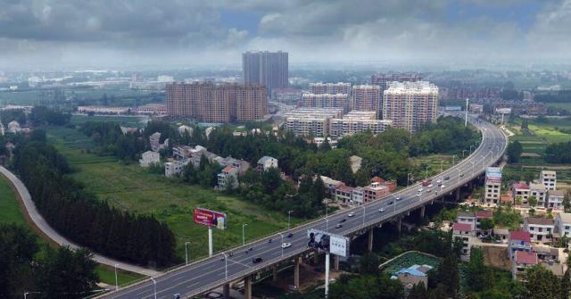 湖北天门市区位最独特的镇,和仙桃市区一江之隔,拥有高铁站