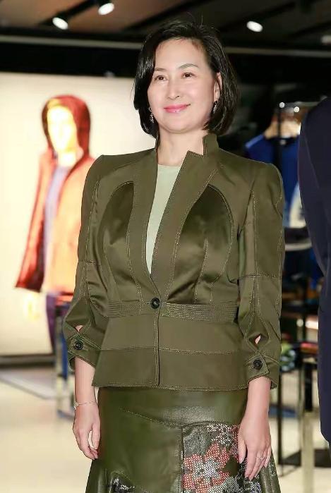 赌王女儿何超琼真前卫,穿粉色长裙却扮嫩失败,意外暴露真实腰身