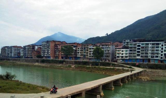 黄金镇地处宣汉县北部,是宣汉,万源两县市结合部,和万源市罗文镇接壤.