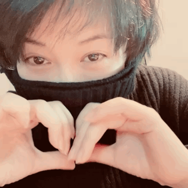 52岁许晴晒自拍美照庆生,托腮嘟嘴对镜甜笑,状态比少女还要少女!