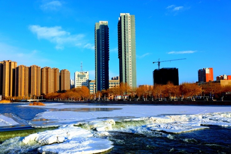 1月18日,巴音郭楞蒙古自治州库尔勒市孔雀河葵花桥段一景.