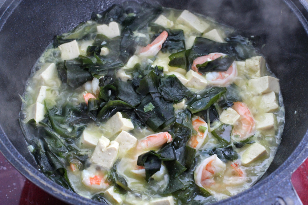一道鲜美营养的裙带菜虾仁豆腐汤就做好了,尤其适合这种寒冷的季节