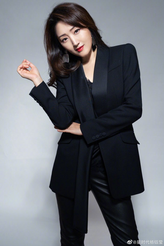 杨钰莹写真,身穿黑色西服,长发披肩,气质优雅,美丽动人