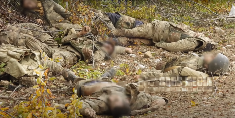 俄军车队进入纳卡时,目睹亚美尼亚尸横遍野,难怪宁可弃地要求和