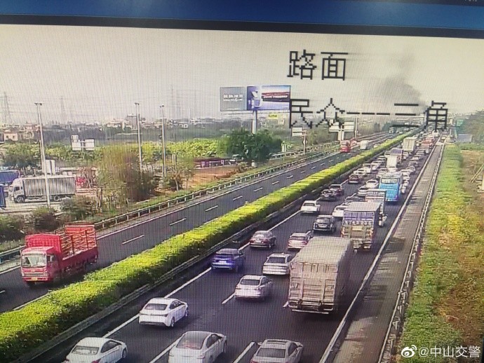 广澳高速k62民众段往珠海方向,因一小车自燃导致行车缓慢,请过往车辆