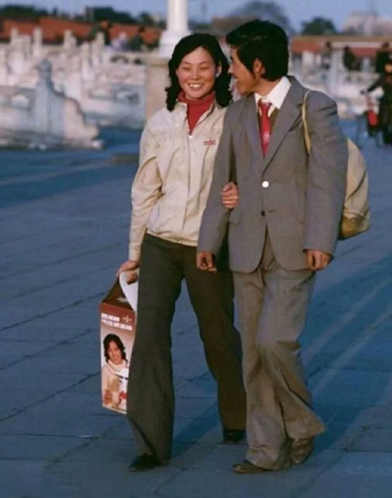 老照片:80年代的情侣,有些场景现在看了也让人面红心跳