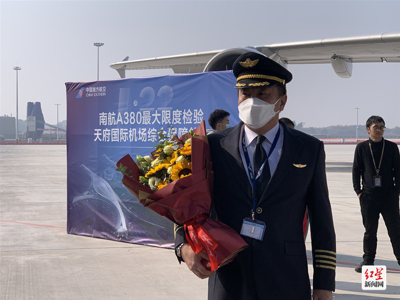 主管南航空客a380机型的技术和训练,其已担任机长25年,累计安全飞行