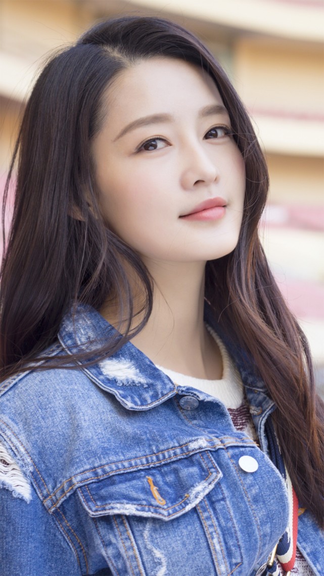 李沁晒美照,阳光大气又显品味