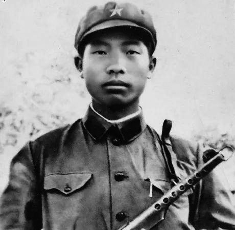 王杰从小就喜欢听古代的英雄人物和现代烈士董存瑞,黄