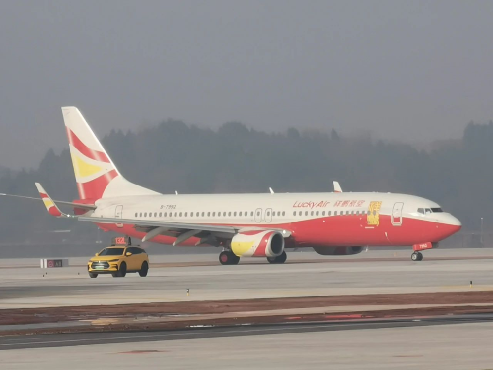 32,成都航空的中国民机arj21抵达,飞机上的涂装格外鲜艳