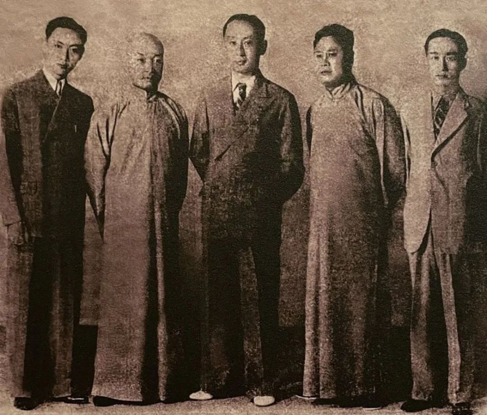 1937年,张君秋加入扶风社,与马连良,刘连荣(后为袁世海),叶盛兰