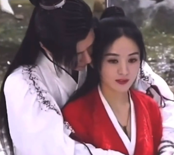 王一博亲赵丽颖心急忘说台词,嘴贴上那一刻,导演默默