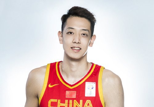 沈梓捷,1997年生人,身高2米07,体重100kg,目前是深圳烈豹进攻端最稳定