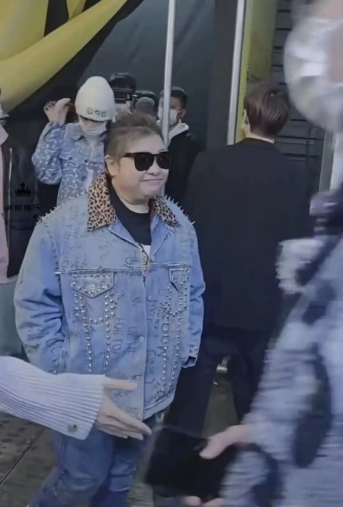韩红暴瘦后首亮相休闲牛仔配铆钉状态很好时髦度不减