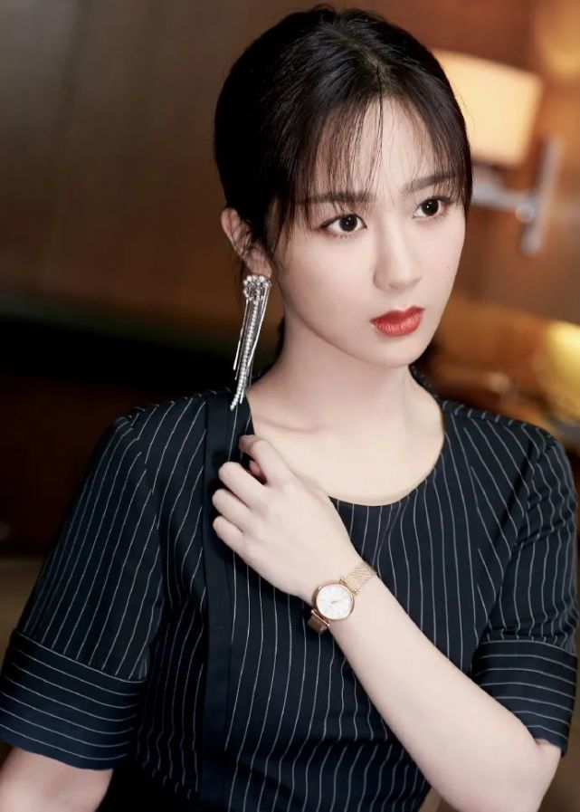 明星壁纸丨杨紫第一期,小仙女清新靓丽街拍写真,美极了