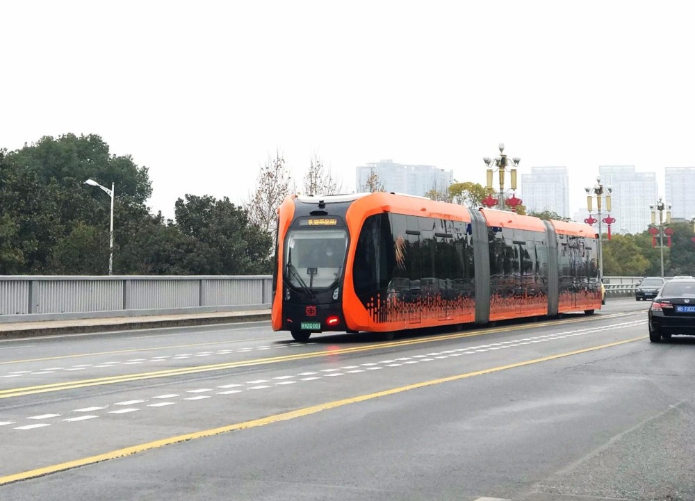 智轨电车"跑上"株洲大桥