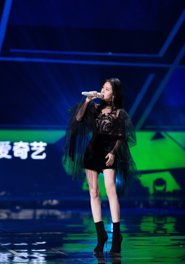 张碧晨腿精身份瞒不住了暗黑纱裙配高腰裤长腿惹人注目
