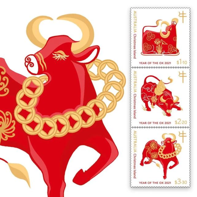 绿色邮票上是一个手持梅花的男童 骑在一头戴着大红花的大公牛背上