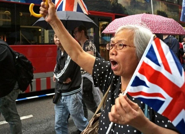 爱举英国旗的香港王婆拘