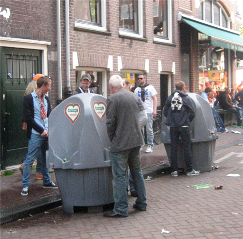 为什么欧洲人喜欢在街头上露天厕所