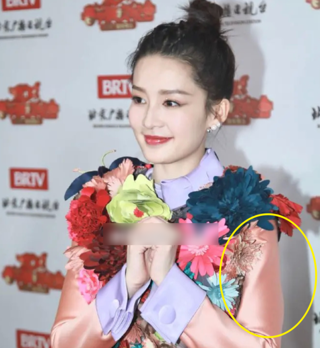 李沁北京春晚录制,失去精修脱妆没眼看,花衣裳的时尚