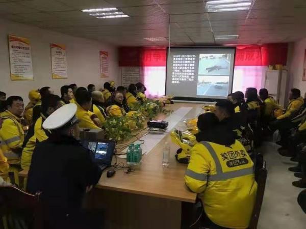 不要用生命送货送餐 内蒙古乌海交警为外卖小哥上交通安全课_腾讯新闻