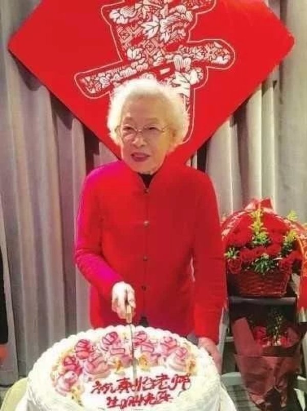 秦怡的女儿金斐姮就是秦怡和前夫陈天国的孩子,后来 嫁给金焰