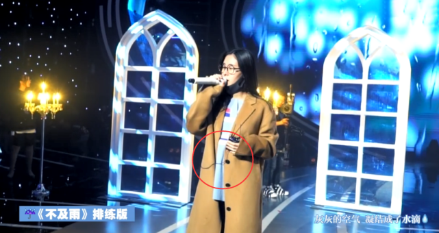 张碧晨怀孕大肚照曝光,衣着宽松腹部隆起明显,为保护肚中宝宝穿平底鞋