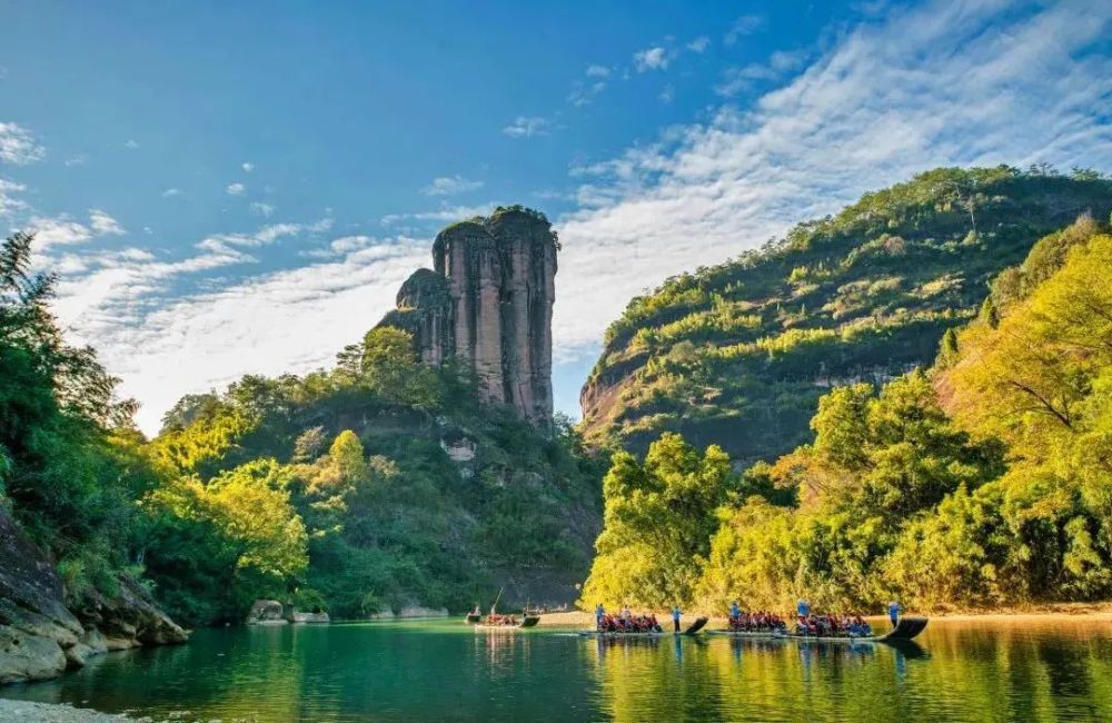 在武夷山风景名胜区,你可以·游九曲溪,乘一叶竹筏荡入山光水色之中