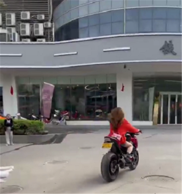 又有女骑士摔车,这次是台川崎z900,车主骑车上路还不戴盔
