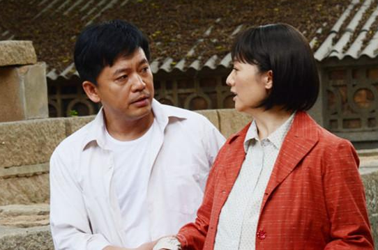 一级演员何政军,对妻子一见钟情,搭讪从敬酒开始,相爱