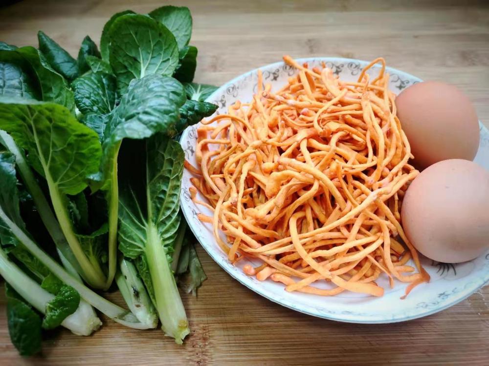【虫草花鸡蛋汤】 食材:虫草花适量,青菜一把,鸡蛋2个,盐,胡椒粉,水