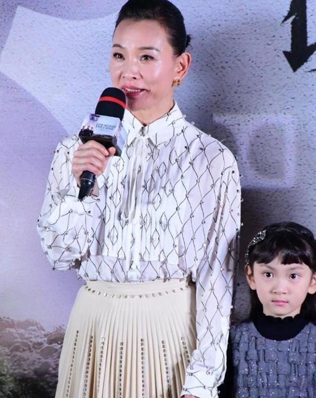陈冲真不服老!一把年纪还穿印花短裙扮少女,可惜却被