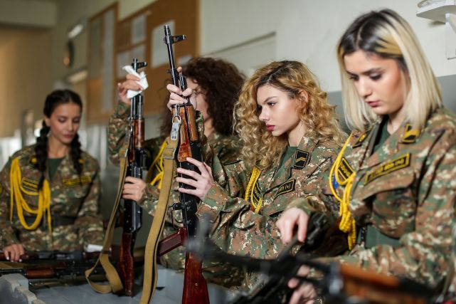 亚美尼亚美女进军营当一日士兵学步枪使用金发飘逸秀色可餐