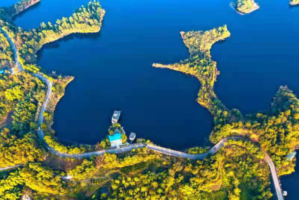 仁寿县黑龙滩水库是1972年建成的一座人工湖泊,库区面积达23.