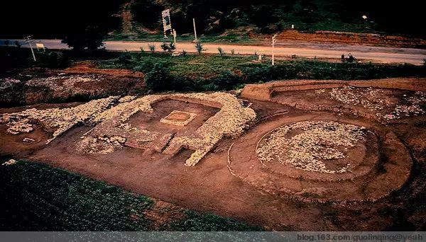 红山文化遗址中发现了祭坛,说明红山文化存在敬天与祭天现象.