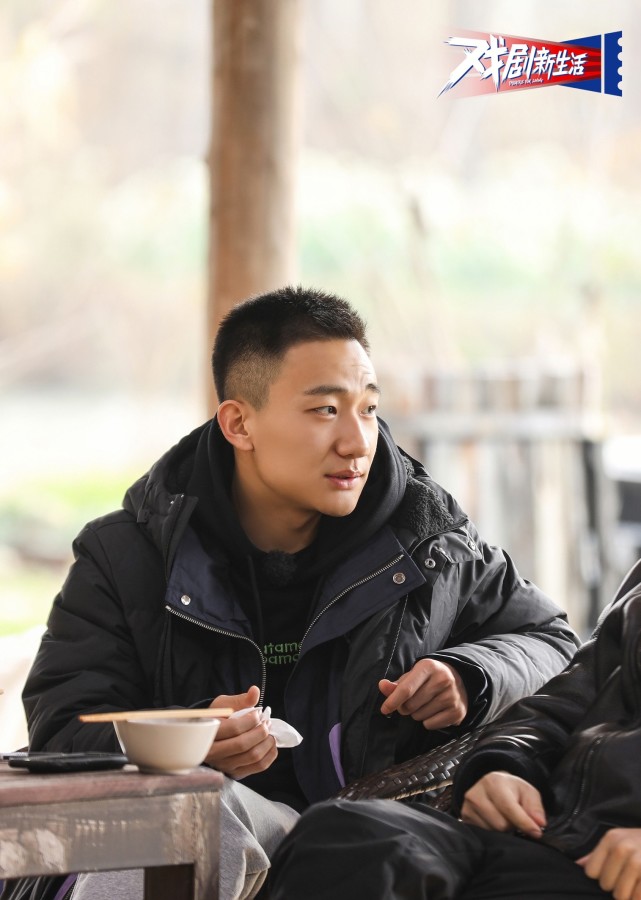 但近年来,吴昊宸"戏剧人"的身份也在持续解锁,话剧演员,导演,编剧的多