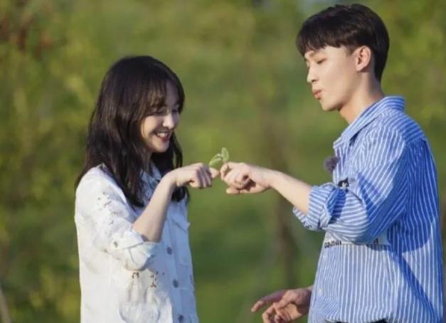 郑爽被封杀后,粉丝信某命理博主去求援香奈儿,暴露该群体的智商