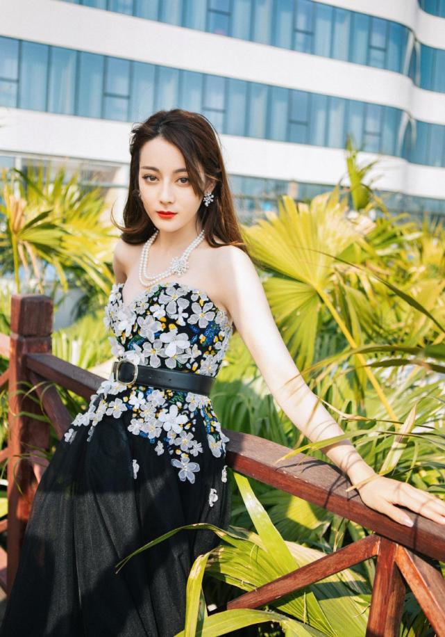 迪丽热巴成新一代"红毯女王"?穿v领,惊艳全场
