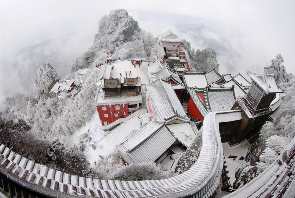 老君山爆火雪景美如仙境,泡面桶却堆积如山,游客,景区