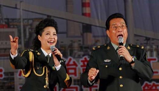 李双江与娇妻探望恩师!82岁不服老常走穴捞金,小娇妻风韵犹存